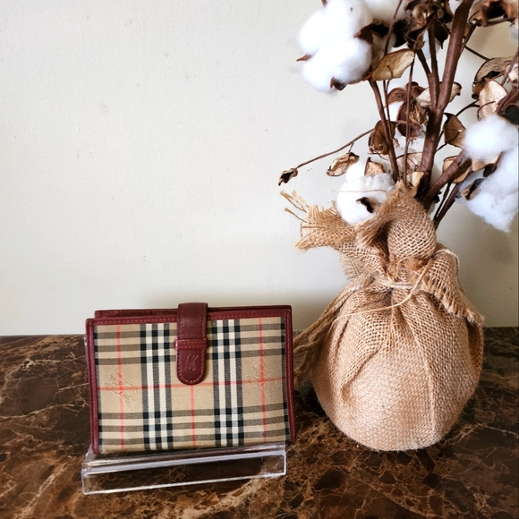 Burberry London Novacheck Passport/Agenda GUC - Picture 1 of 13